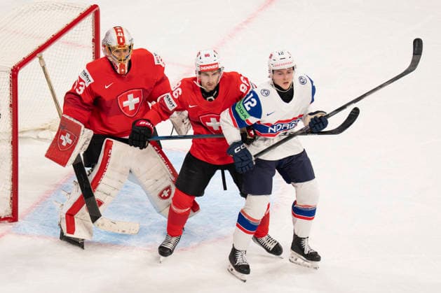 ZURICH, SWITZERLAND MAY 30 Noah Steen of Norway R against Janis Moser of Switzerland C in front of goalkeeper Leonardo Genoni of Switzerland L during the 2026 IIHF Ice Hockey World Championship Switzerland game between Switzerland and Norway at Swiss Life Arena on May 30, 2026 in Zurich, Zurich Zurich Swiss Life Arena Zurich Switzerland Copyright: xJustPictures.ch JarixPestelaccix jp-en-EuSpIm-JP6_JAR_Switzerland_Norway_30May2026_00042