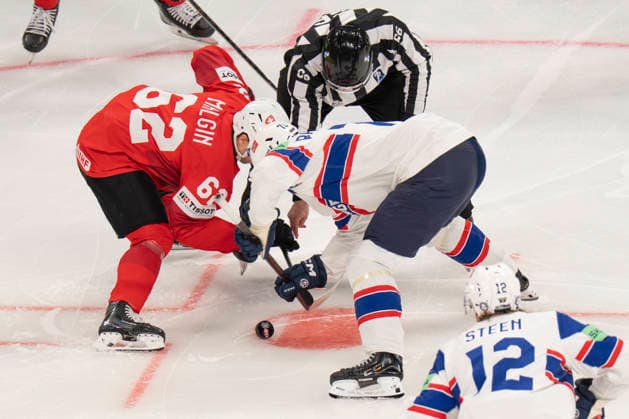 ZURICH, SWITZERLAND MAY 30 Denis Malgin of Switzerland L against Eskild BAKKE Olsen of Norway at the face off during the 2026 IIHF Ice Hockey World Championship Switzerland game between Switzerland and Norway at Swiss Life Arena on May 30, 2026 in Zurich, Zurich Zurich Swiss Life Arena Zurich Switzerland Copyright: xJustPictures.ch JarixPestelaccix jp-en-EuSpIm-JP6_JAR_Switzerland_Norway_30May2026_00140
