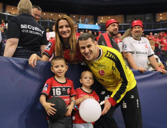 photo Cheering after the final whistle by the players from Melsungen , goalkeeper Nebojsa SIMIC celebrates with his family , above wife Alekandra , below the two sons Luka and Matija Handball Men on Sat 30 05 2026 Mens EHF European League , Final Four in Hamburg SG Flensburg Melsungen, Semifinal