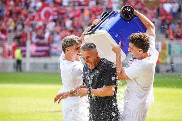 30 05 2026, xdaymx, Soccer Oberliga Rheinland Pfalz Saar, 1 FC Kaiserslautern FV Eppelborn Alexander Bugera gets an ice shower right after the whistle from Blum, Shawn Marc and Miftari, Drini DFL DFB REGULATIONS PROHIBIT ANY USE OF PHOTOGRAPHS as IMAGE SEQUENCES and or QUASI VIDEO Kaiserslautern