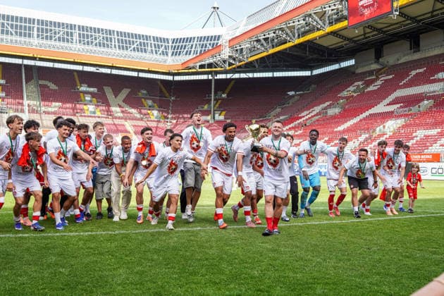30 05 2026, xdaymx, Soccer Oberliga Rheinland Pfalz Saar, 1 FC Kaiserslautern FV Eppelborn Captain Jean Zimmer lifts the championship trophy with the team in front of the fans after the promotion DFL DFB REGULATIONS PROHIBIT ANY USE OF PHOTOGRAPHS as IMAGE SEQUENCES and or QUASI VIDEO Kaiserslautern