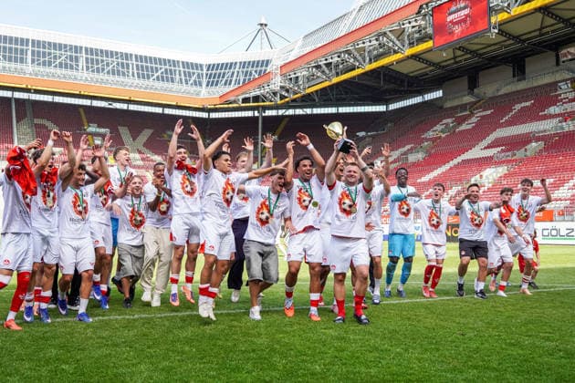 30 05 2026, xdaymx, Soccer Oberliga Rheinland Pfalz Saar, 1 FC Kaiserslautern FV Eppelborn Captain Jean Zimmer lifts the championship trophy with the team in front of the fans after the promotion DFL DFB REGULATIONS PROHIBIT ANY USE OF PHOTOGRAPHS as IMAGE SEQUENCES and or QUASI VIDEO Kaiserslautern