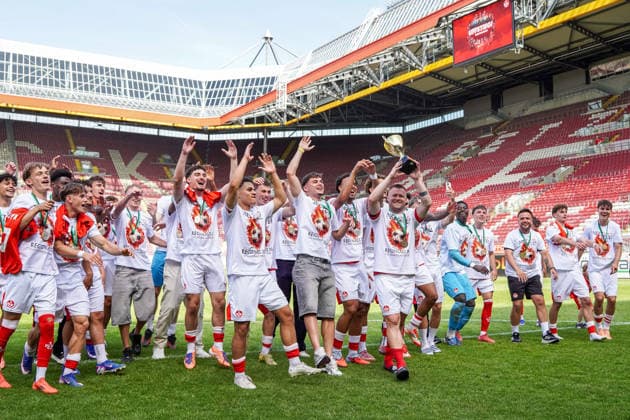 30 05 2026, xdaymx, Soccer Oberliga Rheinland Pfalz Saar, 1 FC Kaiserslautern FV Eppelborn Captain Jean Zimmer lifts the championship trophy with the team in front of the fans after the promotion DFL DFB REGULATIONS PROHIBIT ANY USE OF PHOTOGRAPHS as IMAGE SEQUENCES and or QUASI VIDEO Kaiserslautern