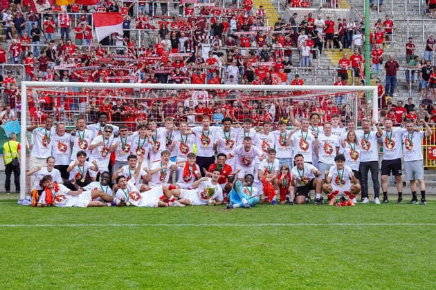 30 05 2026, xdaymx, Soccer Oberliga Rheinland Pfalz Saar, 1 FC Kaiserslautern FV Eppelborn Team pictures of the U21 after the promotion in front of the Westkurve DFL DFB REGULATIONS PROHIBIT ANY USE OF PHOTOGRAPHS as IMAGE SEQUENCES and or QUASI VIDEO Kaiserslautern
