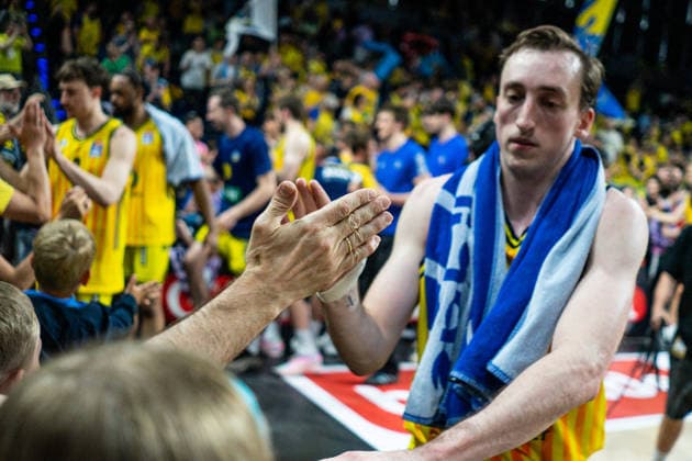 Cheering with the fans Moses Wood Alba Berlin, 11 30 05 2026, Alba Berlin vs Bamberg Baskets, Basketball, BBL, Max Schmeling Halle, Berlin DFL regulations prohibit any use of photographs as image sequences and or quasi video Copyright: HMBxMedia xFinnxWeidmann