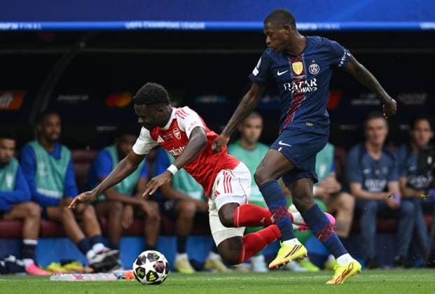 Hungary Soccer Champions League PSG - Arsenal 9176987 30.05.2026 Arsenal s Bukayo Saka and Paris Saint-Germain s Nuno Mendes struggle for the ball during the UEFA Champions League final soccer match between Paris Saint-Germain (PSG) and Arsenal at Puskas Arena in Budapest, Hungary. Alexey Filippov Sputnik Budapest Hungary  Copyright: xAlexeyxFilippovx