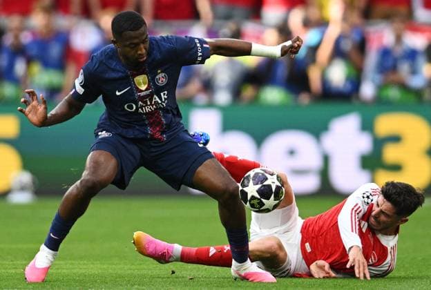 Hungary Soccer Champions League PSG - Arsenal 9176993 30.05.2026 Paris Saint-Germain s Willian Pacho and Arsenal s Kai Havertz struggle for the ball during the UEFA Champions League final soccer match between Paris Saint-Germain (PSG) and Arsenal at Puskas Arena in Budapest, Hungary. Alexey Filippov Sputnik Budapest Hungary  Copyright: xAlexeyxFilippovx