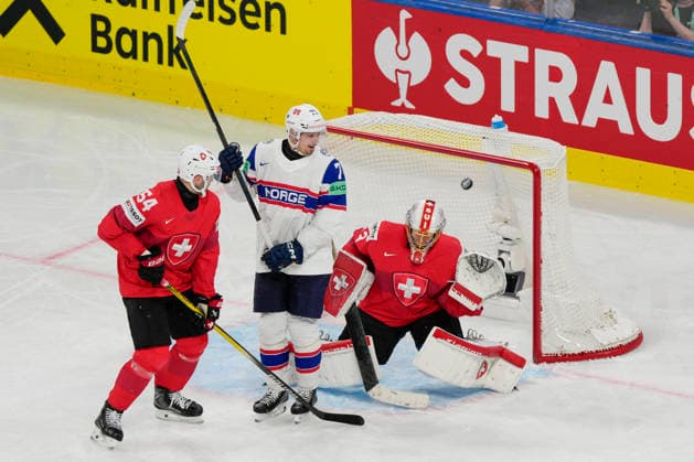 ZURICH, SWITZERLAND MAY 30 goalkeeper Leonardo Genoni of Switzerland R saves during the 2026 IIHF Ice Hockey World Championship Switzerland game between Switzerland and Norway at Swiss Life Arena on May 30, 2026 in Zurich, Zurich Zurich Swiss Life Arena Zurich Switzerland Copyright: xJustPictures.ch JarixPestelaccix jp-en-EuSpIm-JP6_JAR_Switzerland_Norway_30May2026_00149