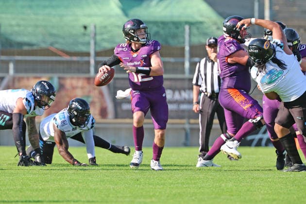 Quarterback Ethan Garbers Frankfurt Galaxy No. 12 is always forced to make his own runs, Frankfurt Galaxy Munich Ravens, American Football, EFA, The European Football Alliance, Season 2026, Bornheimer Hang, 30 05 2026, Frankfurt Bornheimer Hang Germany