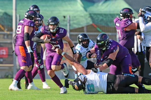 Quarterback Ethan Garbers Frankfurt Galaxy No. 12 is always forced to make his own runs, Frankfurt Galaxy Munich Ravens, American Football, EFA, The European Football Alliance, Season 2026, Bornheimer Hang, 30 05 2026, Frankfurt Bornheimer Hang Germany