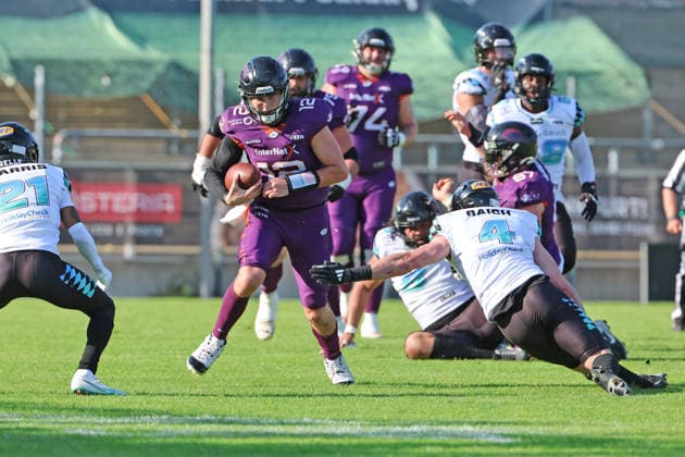 Quarterback Ethan Garbers Frankfurt Galaxy No. 12 is always forced to make his own runs, Frankfurt Galaxy Munich Ravens, American Football, EFA, The European Football Alliance, Season 2026, Bornheimer Hang, 30 05 2026, Frankfurt Bornheimer Hang Germany