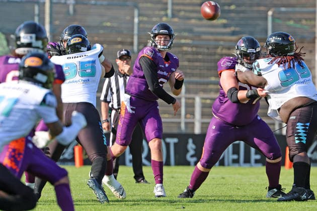 Quarterback Ethan Garbers Frankfurt Galaxy No. 12 successfully throwing a pass, Frankfurt Galaxy Munich Ravens, American Football, EFA, The European Football Alliance, Season 2026, Bornheimer Hang, 30 05 2026, Frankfurt Bornheimer Hang Germany