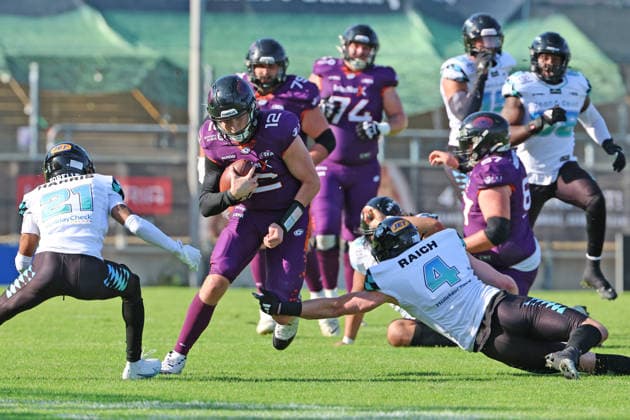 Quarterback Ethan Garbers Frankfurt Galaxy No. 12 is always forced to make his own runs, Frankfurt Galaxy Munich Ravens, American Football, EFA, The European Football Alliance, Season 2026, Bornheimer Hang, 30 05 2026, Frankfurt Bornheimer Hang Germany