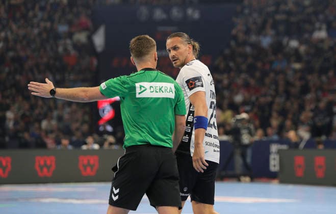 photo Kent Robin Tönnesen Tonnesen Flensburg struggles with the referee Handball Men on Sat 30 05 2026 Mens EHF European League , Final Four in Hamburg SG Flensburg Melsungen, Semifinal