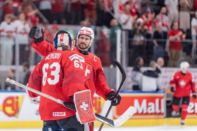 30 05 2026, Zurich, Swiss Life Arena, Ice hockey, Eishockey World Championships Semifinal: Switzerland - Norway, 63 goalkeeper Leonardo Genoni (Switzerland), 90 Roman Josi (Switzerland)feiern den Finaleinzug an der Eishockey WM 2026 Zurich Swiss Life Arena Zurich Switzerland *** 30 05 2026, Zurich, Swiss Life Arena, Ice Hockey World Championships Semifinal Switzerland Norway, 63 goalkeeper Leonardo Genoni Switzerland , 90 Roman Josi Switzerland celebrate reaching the final at the Ice Hockey World Championships 2026 Zurich Swiss Life Arena Zurich Switzerland Copyright: xJustPictures.ch StefanxEmchx jp-de-StEm-DSC0130220260530