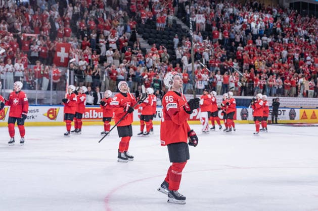 30 05 2026, Zurich, Swiss Life Arena, Ice Hockey World Championships Semifinal Switzerland Norway, Team Switzerland and 86 Janis Moser Switzerland celebrates the victory Zurich Swiss Life Arena Zurich Switzerland Copyright: xJustPictures.ch StefanxEmchx jp-de-StEm-DSC0463820260530