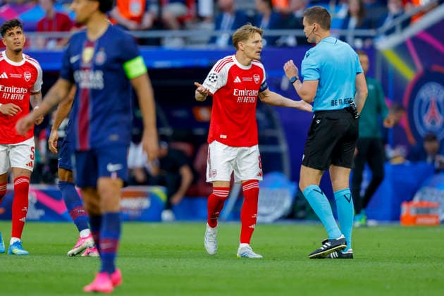 UEFA Champions League Final 2026 Paris Saint Germain Arsenal Budapest, Hungary 20260530 Arsenal s Martin odegaard in discussion with referee Daniel Siebert during the Champions League final football match between Paris Saint Germain and Arsenal at Puskas Arena Photo Svein Ove Ekornesvag NTB Budapest Hungary EDITORIAL USE ONLY RESTRICTED USE FOR BETTING COMPANIES  Copyright: xSveinxOvexEkornesvagx xNTBx