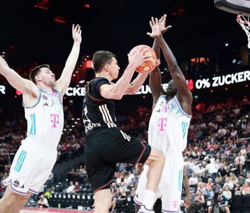 from left Grayson MURPHY Bonn , Vladimir LUCIC Muenchen , Kur JONGKUCH Bonn , Mens Basketball Bundesliga, 2025 26, play off semi-final, first match, FC Bayern Muenchen Basketball vs Telekom Baskets Bonn, SAP Garden3, 30 05 26 Copyright: WolfgangxFehrmann