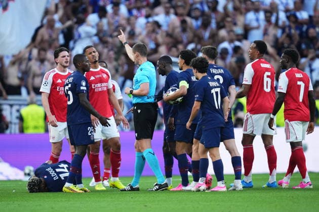 HUN: Paris Saint-Germain FC - Arsenal FC. UEFA Champions League™s Final. The referee signals penalty during the UEFA Champions League™s Final match between Paris Saint-Germain FC and Arsenal FC played at Ferenc Puskas Arena Stadium on May 30, 2026 in Budapest, Hungary. kpng Copyright: xBaguxBlancox xPRESSINPHOTOx PS_260530_PSG_ARS_2526_122