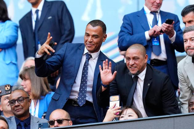 Paris Saint-Germain v Arsenal FC - UEFA Champions League Final 2026 Roberto Carlos and Marcos Evangelist (Cafu) gestures during the UEFA Champions League Final 2026 match between Paris Saint-Germain and Arsenal FC at Puskas Arena on May 30, 2026 in Budapest, Hungary. Budapest Hungary  Copyright: xJosexBretonx originalFilename:bretonhernandez-parissai260530_np24U.jpg