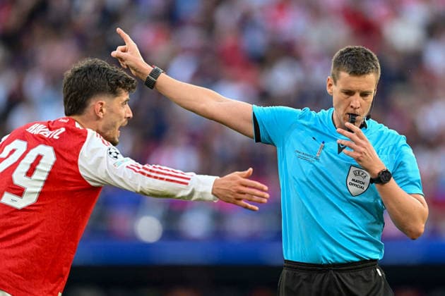 SOCCER - UEFA CL, PSG vs Arsenal BUDAPEST,HUNGARY,30.MAY.26 - SOCCER - UEFA Champions League, final, Paris Saint-Germain vs Arsenal FC. Image shows Kai Havertz (Arsenal) and referee Daniel Siebert (GER).  GEPAxpictures xAvnixRetkoceri