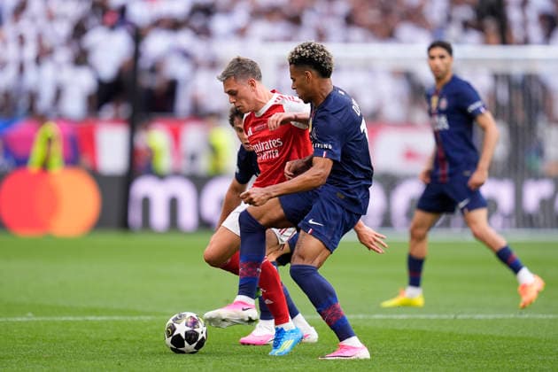 May 30, 2026, Budapest, Budapest, Hungary: Leandro Trossard of Arsenal FC and Desire Doue of Paris Saint Germain in action during the UEFA Champions League Final 2026 match between Paris Saint-Germain and Arsenal FC at Puskas Arena on May 30, 2026 in Budapest, Hungary. Budapest Hungary - ZUMAa181 20260530_zaa_a181_106 Copyright: xDennisxAgyemanx