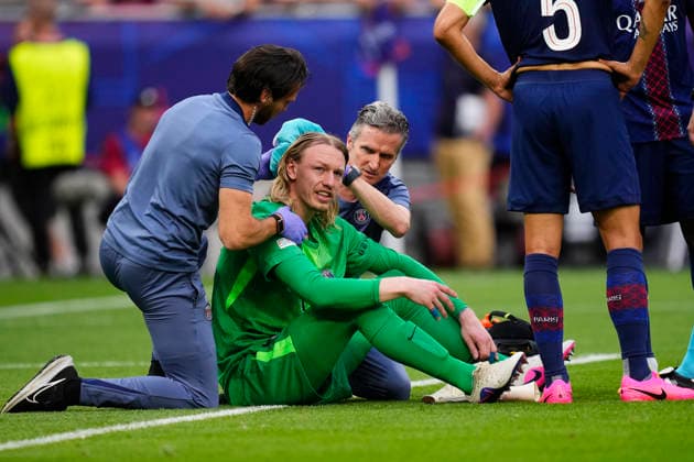 Paris Saint-Germain v Arsenal FC - UEFA Champions League Final 2026 Matvey Safonov goalkeeper of PSG and Russia lies injured on the pitch during the UEFA Champions League Final 2026 match between Paris Saint-Germain and Arsenal FC at Puskas Arena on May 30, 2026 in Budapest, Hungary. Budapest Hungary  Copyright: xJosexBretonx originalFilename:bretonhernandez-parissai260530_npRSm.jpg