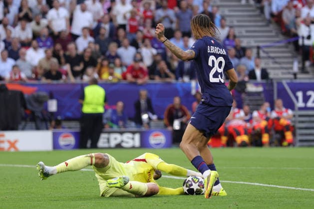 BUDAPEST, HUNGARY - MAY 30: Arsenal goalkeeper David Raya, Bradley Barcola of Paris Saint-Germain during the UEFA Champions League 2026 Final between Paris Saint-Germain and Arsenal FC at Puskas Arena on May 30, 2026 in Budapest, Hungary.  Copyright: xRenexNijhuis MBxMediax
