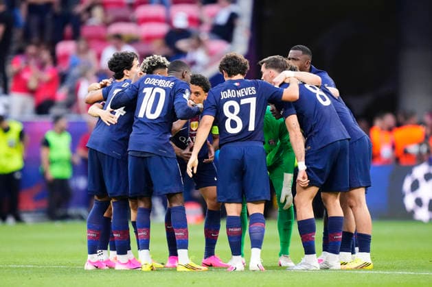 Paris Saint-Germain v Arsenal FC - UEFA Champions League Final 2026 Players of PSG speaks before the second half during the UEFA Champions League Final 2026 match between Paris Saint-Germain and Arsenal FC at Puskas Arena on May 30, 2026 in Budapest, Hungary. Budapest Hungary  Copyright: xJosexBretonx originalFilename:bretonhernandez-parissai260530_npzo4.jpg