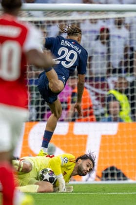 SOCCER - UEFA CL, PSG vs Arsenal BUDAPEST,HUNGARY,30.MAY.26 - SOCCER - UEFA Champions League, final, Paris Saint-Germain vs Arsenal FC. Image shows David Raya (Arsenal) and Bradley Barcola (PSG).  GEPAxpictures xAvnixRetkoceri