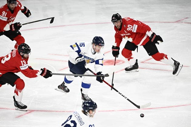 LKS 20260530 15 Anton Lundell of Finland vies for the puck during the 2026 IIHF Ice hockey, Eishockey World Championships semi-final match between Canada and Finland in Zurich on May 30, 2026. - RONI REKOMAA Zürich Switzerland CUgZN1ogT8o  Copyright: xRonixRekomaax CUgZN1ogT8o