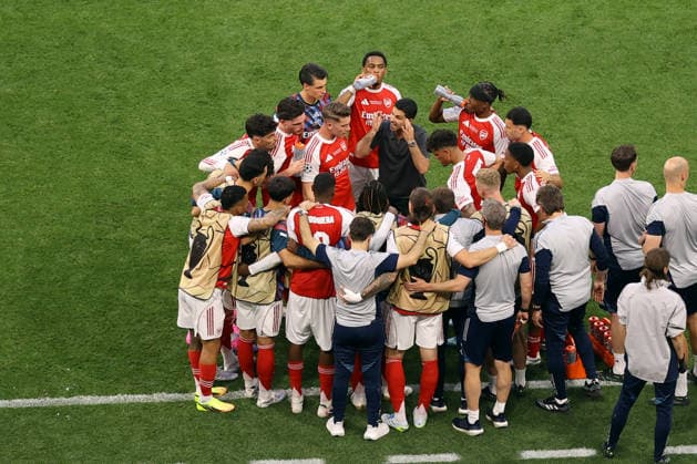 Arsenal gegen Paris Saint Germain 30. Mai 2026 Budapest UEFA-Champions-League-Finale Arsenal gegen Paris Saint Germain Arsenal-Trainer Mikel Arteta spricht vor der Verlängerung zu seinen Spielern Foto von Jacques Feeney Budapest Ungarn  Copyright: xJacquesxFeeneyxOffside