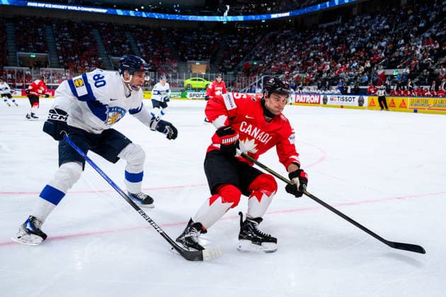 260530 Saku Mäenalanen of Finland and Denton Mateychuk of Canada during the 2026 IIHF Ice Hockey World Championship semifinal match between Canada and Finland on May 30, 2026 in Zürich Photo Jesper Zerman BILDBYRAN kod JZ JZ0738 ishockey ice hockey ishockey vm 2026 vm 2026 iihf world championship semifinal semifinals kanada canada finland bbeng  Copyright: JESPERxZERMAN BB260530JZ091