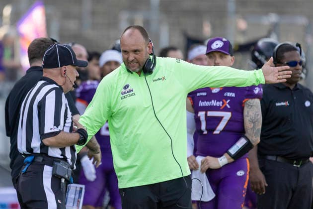 EFA European Football Alliance Frankfurt Galaxy Munich Ravens, 30 05 2026 Thomas Kösling Head Coach Frankfurt Galaxy in conversation with a referee Referee, Frankfurt Galaxy Munich Ravens, Frankfurt, PSD Bank Arena, 30 5 2026 Copyright: xBEAUTIFULxSPORTS Gawlikx