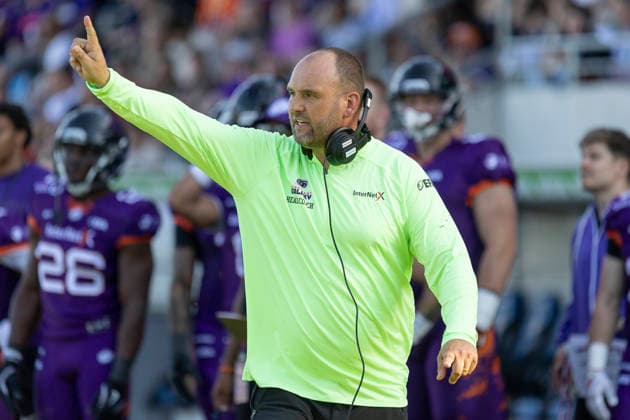 EFA European Football Alliance Frankfurt Galaxy Munich Ravens, 30 05 2026 Thomas Kösling Head Coach Frankfurt Galaxy shows something, clipping, portrait portrait, Frankfurt Galaxy Munich Ravens, Frankfurt, PSD Bank Arena, 30 5 2026 Copyright: xBEAUTIFULxSPORTS Gawlikx