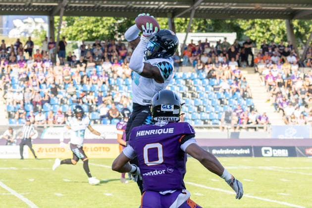 EFA European Football Alliance Frankfurt Galaxy Munich Ravens, 30 05 2026 Malik Stanley Munich Ravens 3 catches the ball Roedion Henrique Frankfurt Galaxy 0 cant stop it, Frankfurt Galaxy Munich Ravens, Frankfurt, PSD Bank Arena, 30 5 2026 Copyright: xBEAUTIFULxSPORTS Gawlikx