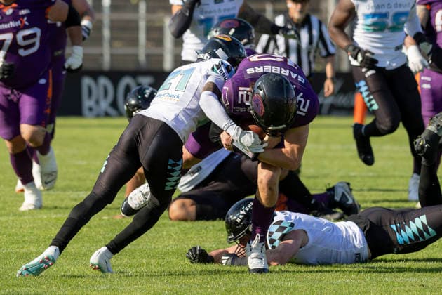 EFA European Football Alliance Frankfurt Galaxy Munich Ravens, 30 05 2026 Ethan Garbers Frankfurt Galaxy 12 is tackled by Bijon Harris Munich Ravens 21, Frankfurt Galaxy Munich Ravens, Frankfurt, PSD Bank Arena, 30 5 2026 Copyright: xBEAUTIFULxSPORTS Gawlikx