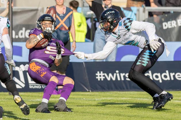 EFA European Football Alliance Frankfurt Galaxy Munich Ravens, 30 05 2026 Paul Kavadia Lenhardt Frankfurt Galaxy 5 with the ball in his hand is held by Christoph Nitzlnader Munich Ravens 2 by the jersey JErsey, Frankfurt Galaxy Munich Ravens, Frankfurt, PSD Bank Arena, 30 5 2026 Copyright: xBEAUTIFULxSPORTS Gawlikx