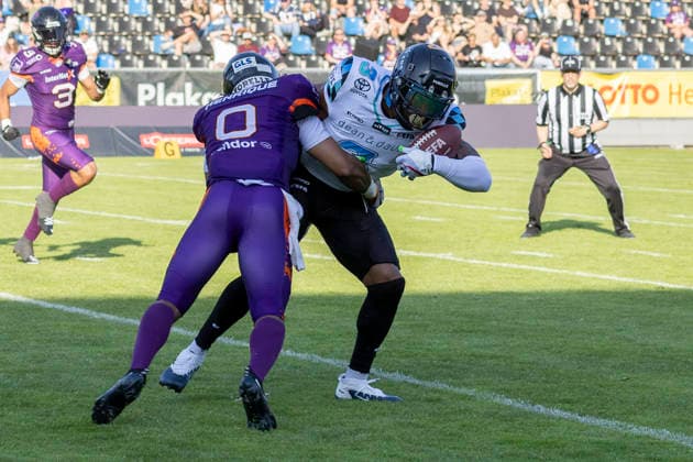 EFA European Football Alliance Frankfurt Galaxy Munich Ravens, 30 05 2026 Roedion Henrique Frankfurt Galaxy 0 wrestles tackled Malik Stanley Munich Ravens 3 to the ground, Frankfurt Galaxy Munich Ravens, Frankfurt, PSD Bank Arena, 30 5 2026 Copyright: xBEAUTIFULxSPORTS Gawlikx