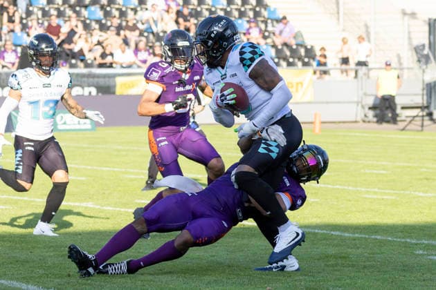 EFA European Football Alliance Frankfurt Galaxy Munich Ravens, 30 05 2026 Roedion Henrique Frankfurt Galaxy 0 wrestles tackled Malik Stanley Munich Ravens 3 to the ground,Frankfurt Galaxy Munich Ravens, Frankfurt, PSD Bank Arena, 30 5 2026 Copyright: xBEAUTIFULxSPORTS Gawlikx