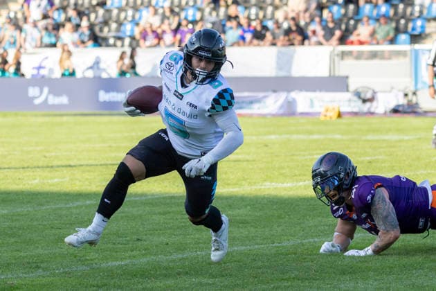 EFA European Football Alliance Frankfurt Galaxy Munich Ravens, 30 05 2026 Justus Seelig Munich Ravens 5 runs with the ball and avoids a Galaxy player, Frankfurt Galaxy Munich Ravens, Frankfurt, PSD Bank Arena, 30 5 2026 Copyright: xBEAUTIFULxSPORTS Gawlikx