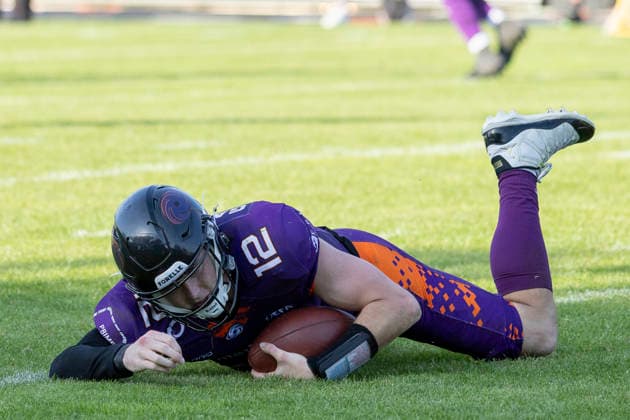 EFA European Football Alliance Frankfurt Galaxy Munich Ravens, 30 05 2026 Ethan Garbers Frankfurt Galaxy 12 lies on the ground with the ball, cropped image, portrait portrait, Frankfurt Galaxy Munich Ravens, Frankfurt, PSD Bank Arena, 30 5 2026 Copyright: xBEAUTIFULxSPORTS Gawlikx