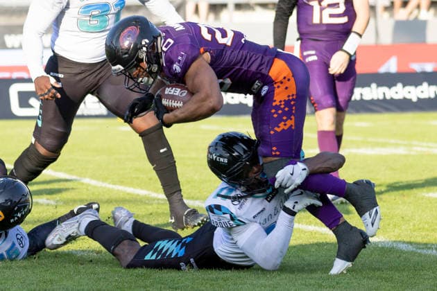 EFA European Football Alliance Frankfurt Galaxy Munich Ravens, 30 05 2026 Gerald Ameln Frankfurt Galaxy 20 is tackled by Divine Buckrham Munich Ravens 11, Frankfurt Galaxy Munich Ravens, Frankfurt, PSD Bank Arena, 30 5 2026 Copyright: xBEAUTIFULxSPORTS Gawlikx