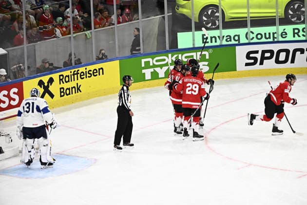 LKS 20260530 18 Robert Thomas and team players of Canada celebrates after scoring 1-1 goal during the 2026 IIHF Ice hockey, Eishockey World Championships semi-final match between Canada and Finland in Zurich on May 30, 2026. - RONI REKOMAA Zürich Switzerland hpODcdzh3hg  Copyright: xRonixRekomaax hpODcdzh3hg