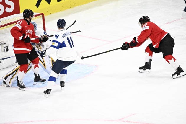 LKS 20260530 18 Robert Thomas of Canada scores 1-1 goal past goalkeeper 31 Justus Annunen of Finland during the 2026 IIHF Ice hockey, Eishockey World Championships semi-final match between Canada and Finland in Zurich on May 30, 2026. - RONI REKOMAA Zürich Switzerland Uw_8RpnDOsg  Copyright: xRonixRekomaax Uw_8RpnDOsg