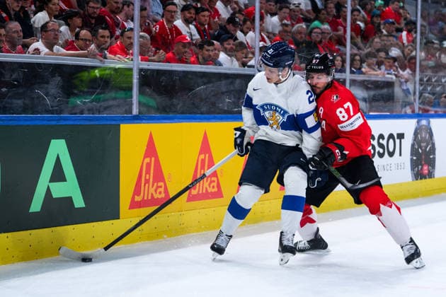 260530 Patrik Puistola of Finland and Sidney Crosby of Canada during the 2026 IIHF Ice Hockey World Championship semifinal match between Canada and Finland on May 30, 2026 in Zürich Photo Jesper Zerman BILDBYRAN kod JZ JZ0738 ishockey ice hockey ishockey vm 2026 vm 2026 iihf world championship semifinal semifinals kanada canada finland bbeng  Copyright: JESPERxZERMAN BB260530JZ104