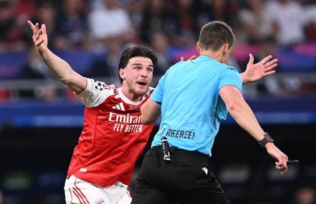 Hungary Soccer Champions League PSG - Arsenal 9177086 30.05.2026 Arsenal s Declan Rice argues with referee Daniel Siebert during the UEFA Champions League final soccer match between Paris Saint-Germain (PSG) and Arsenal at Puskas Arena in Budapest, Hungary. Alexey Filippov Sputnik Budapest Hungary  Copyright: xAlexeyxFilippovx