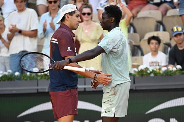2026 French Open, Roland-Garros - Day 7 PARIS, FRANCE - MAY 30: Moise Kouame (R) of France in action against Alejandro Tabilo (L) of Chile during the match in the Men s Singles third-round on Day Seven of the 2026 French Open at the Roland-Garros Complex in Paris on May 30, 2026. Burak Akbulut Anadolu Paris France. Editorial use only. Please get in touch for any other usage.  Copyright: x2026xAnadoluxBurakxAkbulutx