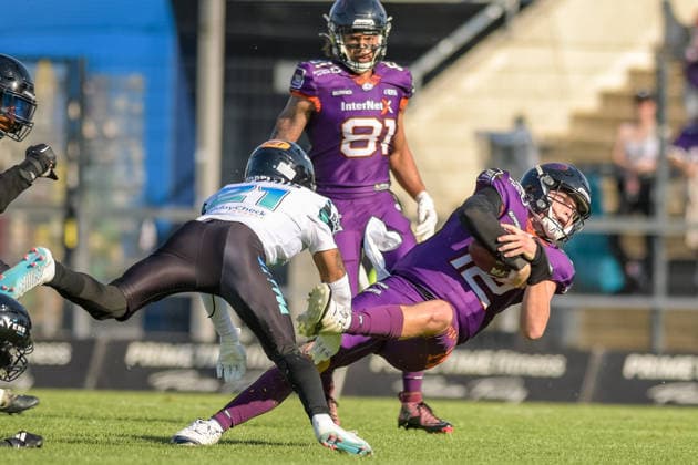 Ethan Garbers (Frankfurt Galaxy, 12) got tackled by Bijon Harris (Munich Ravens, 21) with the ball, Frankfurt Galaxy vs Munich Ravens, American Football, European Football Alliance, Week 3, 2026, 30.05.2026, Frankfurt PSD Bank Arena Germany Copyright: xFootxBowlxPressexFotoxAgentur JUx