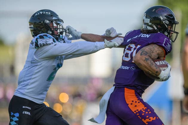 Brevin Easton (Frankfurt Galaxy, 81) in fight with Christoph Nitzlnader (Munich Ravens, 02), Frankfurt Galaxy vs Munich Ravens, American Football, European Football Alliance, Week 3, 2026, 30.05.2026, Frankfurt PSD Bank Arena Germany Copyright: xFootxBowlxPressexFotoxAgentur JUx